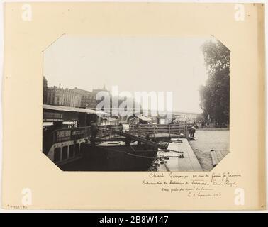 Schiffsanlegestelle Suresnes - Pont Royal / Blick vom Louvre Quai / 2. September 1903. Schiffsanlegestelle und Brücke von Suresnes Royal Blick vom Louvre, 1. Bezirk, Paris Embarcadère des bateaux de Suresnes et pont Royal. Vue Pry du quai du Louvre, le 2 septembre 1903. Paris (Ier arr.). Photographie de Charles Berroux. Tirage au gélatino-bromure d'argent. Paris, musée Carnavalet. Stockfoto