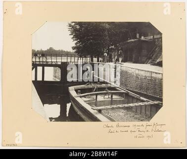 Eingang Canal Quai Henri IV - Schloss / 16. August 1903. Betreten Sie den Kanal Quai Henri IV, 4. Bezirk, Paris Entrée du Canal, Quai Henri-IV L'écluse. Paris (IVème arr.). Photographie de Charles Berroux. Tirage au gélatino-bromure d'argent, 16 août 1903. Paris, musée Carnavalet. Stockfoto