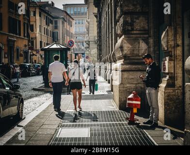 Rom, Italien - 7. Oktober 2018. Leute, die auf der Straße in der Innenstadt spazieren. ROM, die Ewige Stadt, ist die Hauptstadt und größte Stadt Italiens. Stockfoto