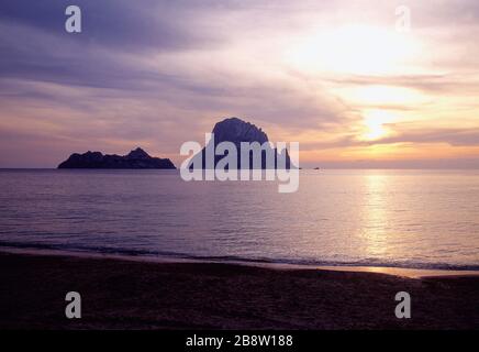 Es Vedre Insel in der Dämmerung, von Cala d'Hort aus gesehen. Sant Josep de Sa Talaia, Insel Ibiza, Balearen, Spanien. Stockfoto