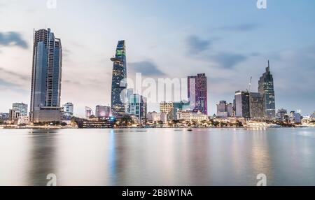 Skyline von Saigon (Ho-Chi-Minh-Stadt) bei Sonnenuntergang. Stockfoto