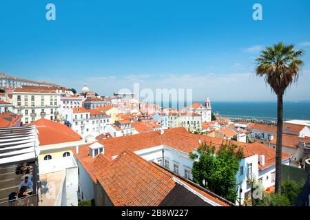 Wunderschöne und einzigartige Viertel Alfama in Lissabon, Portugal Stockfoto