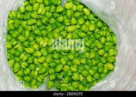 Frische Gtren Küken Erbsen in einem Polythinbeutel.Nahaufnahme von grünen Gram-Pflanzensamen des Zicer Arietinums. Stockfoto