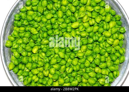 Frische Gtren Küken Erbsen in einem Polythinbeutel.Nahaufnahme von grünen Gram-Pflanzensamen des Zicer Arietinums. Stockfoto