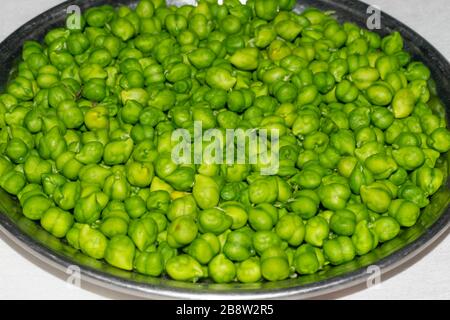 Frische Gtren Küken Erbsen in einem Polythinbeutel.Nahaufnahme von grünen Gram-Pflanzensamen des Zicer Arietinums. Stockfoto