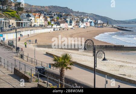 Lyme Regis, Dorset, Großbritannien. März 2020. Wetter in Großbritannien: Die Strände von Lyme Regis waren fast leer, da die Menschen dem Regierungsratschlag folgen, sich in sozialer Distanzierung zu engagieren und/oder sich von belebten Gebieten inmitten des Coronavirus Ausbruchs fernzuhalten. Kredit: Celia McMahon/Alamy Live News Stockfoto