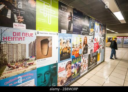 23. März 2020, Hessen, Frankfurt am Main: Plakate an der Hauptwache in der Innenstadt weisen auf zahlreiche kulturelle Veranstaltungen hin, die derzeit entweder nicht oder ganz abgesagt werden müssen. Foto: Frank Rumpenhorst / dpa Stockfoto