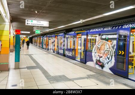 23. März 2020, Hessen, Frankfurt am Main: Kaum frequentiert am Morgen ist eine der U-Bahnen an der Hauptwache in der Innenstadt, wo meist viel Verkehr herrscht. Foto: Frank Rumpenhorst / dpa Stockfoto