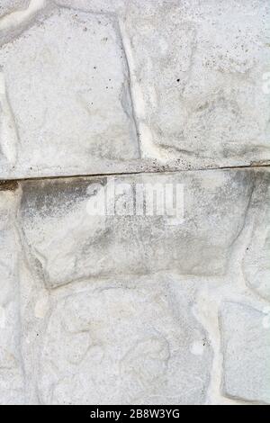 Felsen mit Rissen bedeckt. Natürliche Textur. Nahaufnahme Stockfoto