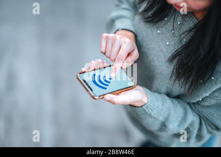 Frau überprüft ihr Smartphone auf Social Media, Shopping oder Chatten etc. Screen Mockup Konzept Stockfoto