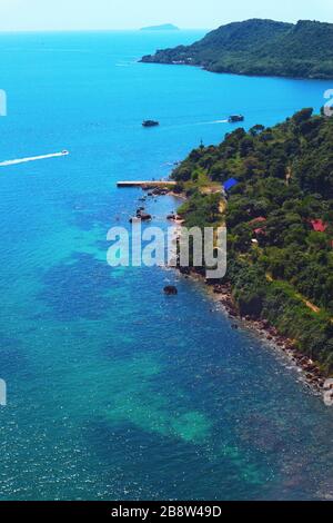 Grüne tropische vietnamesische Insel Phu Quoc Luftbild. Schöne Meereslandschaft. Tourismus in Asien Stockfoto