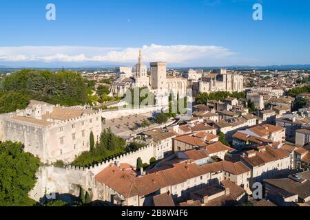 Luftaufnahme des Papstpalastes von Avignon (Palais des Papes) und der Brücke von Avignon (Pont d'Avignon oder Pont St-Bénézet), die von UNE als Weltkulturerbe aufgeführt ist Stockfoto