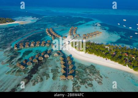 Strand von tropischer Insel auf den Malediven Stockfoto