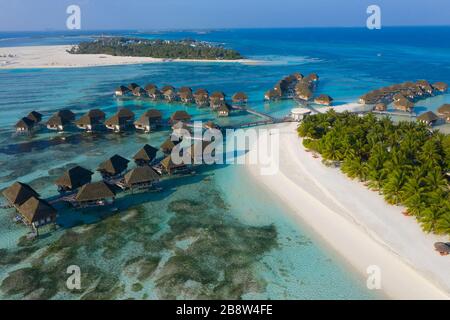 Strand von tropischer Insel auf den Malediven Stockfoto