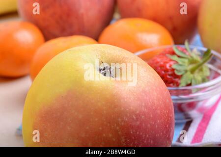 Nahaufnahme von verschiedenen Früchten auf alter Platte Stockfoto