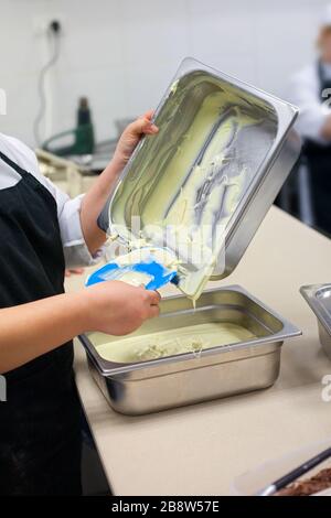 Schokolade machen. . Schokoladenfabrik. Flüssige Schokolade in einer Pfanne. Stockfoto