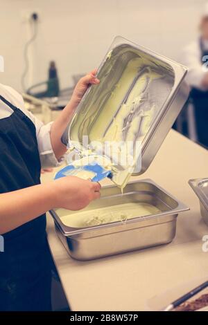 Schokolade machen. . Schokoladenfabrik. Flüssige Schokolade in einer Pfanne. Vintage-Stil Stockfoto
