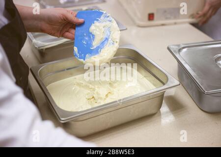 Schokolade machen. . Schokoladenfabrik. Flüssige Schokolade in einer Pfanne. Vintage-Stil Stockfoto