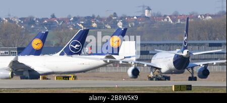 23. März 2020, Hessen, Frankfurt am Main: Passagierflugzeugpark der Lufthansa auf der Nordwest-Landebahn am Frankfurter Flughafen. Die Start- und Landebahn ist seit dem Morgen gesperrt und dient der LH-Flotte als Parkplatz. Foto: Arne Dedert / dpa Stockfoto