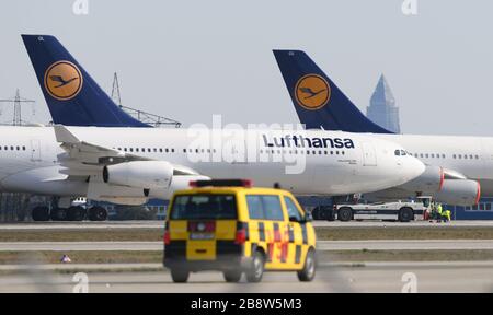 23. März 2020, Hessen, Frankfurt am Main: Passagierflugzeugpark der Lufthansa auf der Nordwest-Landebahn am Frankfurter Flughafen. Die Start- und Landebahn ist seit dem Morgen gesperrt und dient der LH-Flotte als Parkplatz. Foto: Arne Dedert / dpa Stockfoto