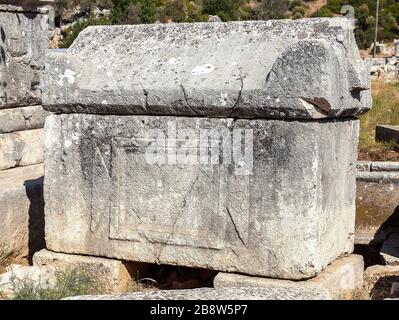 Sarkophag Ruinen in der Nekropole der antiken Stadt Patara, Antalya, Türkei. Stockfoto