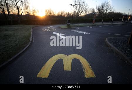 McDonald's-Logo auf der Straße im Telford Wrekin Retail Park. McDonald's Restaurants schließen heute alle seine Standorte in Großbritannien, da Boris Johnson sagte, die Regierung sei bereit, strengere Beschränkungen zu verhängen, um die Ausbreitung des Coronavirus einzudämmen, wenn die Menschen nicht den Leitlinien zur sozialen Distanzierung folgen. Stockfoto