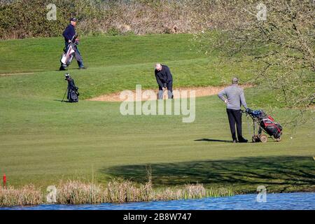 Station Lane, Milford, Surrey, Großbritannien. März 2020. Golfer kommen zum Golfplatz im Milford Golf Club in der Nähe von Godalming in Surrey. Heute könnte der letzte Tag sein, an dem sie dies tun können, wenn Großbritannien wegen des Ausbruchs des Coronavirus in den Sperrfall übergeht. Credit: james jagger/Alamy Live News Stockfoto