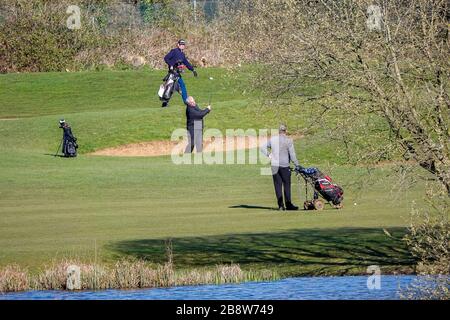 Station Lane, Milford, Surrey, Großbritannien. März 2020. Golfer kommen zum Golfplatz im Milford Golf Club in der Nähe von Godalming in Surrey. Heute könnte der letzte Tag sein, an dem sie dies tun können, wenn Großbritannien wegen des Ausbruchs des Coronavirus in den Sperrfall übergeht. Credit: james jagger/Alamy Live News Stockfoto