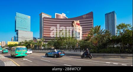 Autos, die am Wynn Macau vorbeifahren, ein Luxushotel und Kasino. Macau, China. Stockfoto