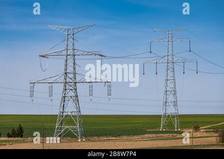 Brandneue Hochspannungs-Pylone mit neuen Kabeln, Tech Stockfoto