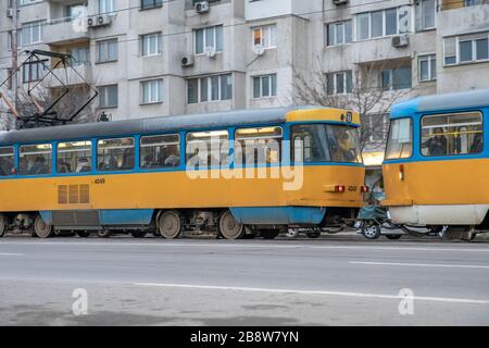 Sofia - 27. Februar 2020: Fertighaus in der Stadt auf Siedlungen, Straßenbahn an der Haltestelle vor dem Haus Stockfoto