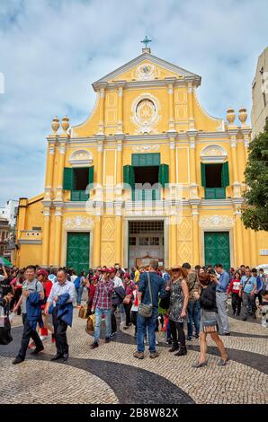 Menschen, die an der 1587 erstmals errichteten St. Dominikuskirche spazieren gehen. Macau, China. Stockfoto