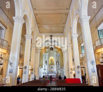 Innenansicht der 1587 erstmals errichteten St. Dominikuskirche. Macau, China. Stockfoto