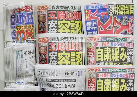 Tokio, Japan. März 2020. Japanische Zeitungen berichten auf ihrer Titelseite von den Erklärungen des japanischen Premierministers Shinzo Abe, die Olympischen Spiele in Tokio aufgrund einer Coronavirus-Pandemie zu verschieben. Abe sagte auch, dass die Stornierung der Spiele "keine Option" ist, Credit: Rodrigo Reyes Marin/ZUMA Wire/Alamy Live News Stockfoto