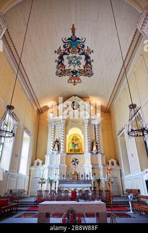 Der Hochaltar in der Dominikuskirche, der erstmals 1587 aufgestellt wurde. Macau, China. Stockfoto