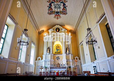 Der Hochaltar in der Dominikuskirche, der erstmals 1587 aufgestellt wurde. Macau, China. Stockfoto