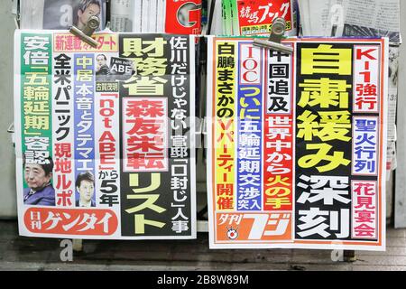 Tokio, Japan. März 2020. Japanische Zeitungen berichten auf ihrer Titelseite von den Erklärungen des japanischen Premierministers Shinzo Abe, die Olympischen Spiele in Tokio aufgrund einer Coronavirus-Pandemie zu verschieben. Abe sagte auch, dass die Stornierung der Spiele "keine Option" ist, Credit: Rodrigo Reyes Marin/ZUMA Wire/Alamy Live News Stockfoto