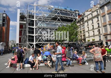 Touristen vor dem Strawinski-Brunnen Stockfoto