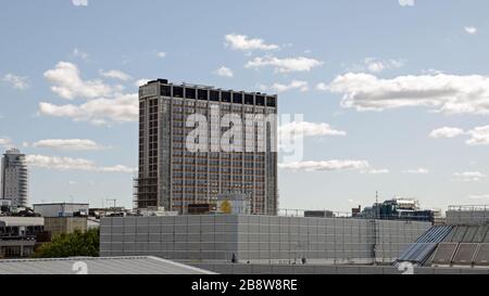 Croydon, Großbritannien - 2. Oktober 2019: Skyline von Croydon mit dem Wahrzeichen des Büroblocks, in dem sich früher der Sitz von Nestle befand und der jetzt zusammenkommt Stockfoto