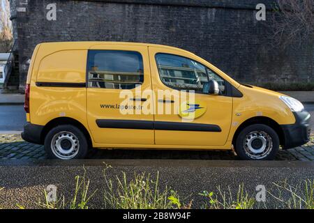 Calais, Frankreich - 18. Dezember 2019 : La Poste Yellow Parcel Delivery Service Van (Citroen Jumpy) Parkt In Der Straße. La Poste ist EIN Postdienst Stockfoto