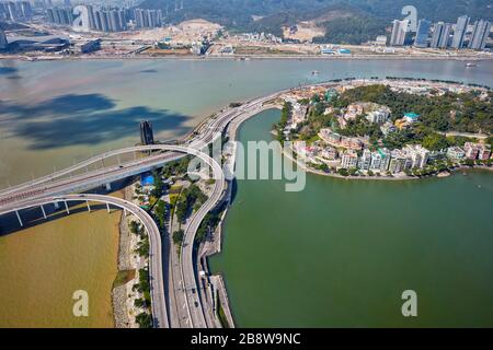 Luftaufnahme der Autobahn, die die Halbinsel Macau und die Insel Taipa verbindet. Macau, China. Stockfoto