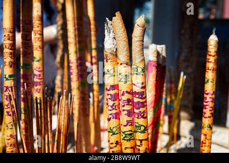 Bunte brennende Räucherstäbchen im A-Ma-Tempel. Macau, China. Stockfoto