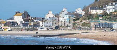 Lyme Regis, Dorset, Großbritannien. März 2020. Wetter in Großbritannien: Die Strände von Lyme Regis waren fast leer, da die Menschen dem Regierungsratschlag folgen, sich in sozialer Distanzierung zu engagieren und/oder sich von belebten Gebieten inmitten des Coronavirus Ausbruchs fernzuhalten. Kredit: Celia McMahon/Alamy Live News Stockfoto