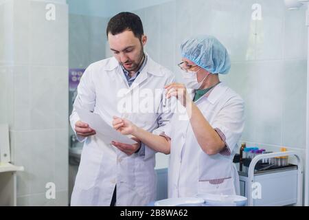 Eine Gruppe von Wissenschaftlern forschen in einem wissenschaftlichen Labor mit fortschrittlicher Technologie. COVID-19. COVID Coronavirus Stockfoto