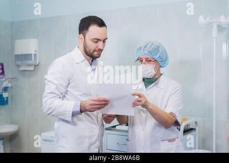 Eine Gruppe von Wissenschaftlern forschen in einem wissenschaftlichen Labor mit fortschrittlicher Technologie. COVID-19. COVID Coronavirus Stockfoto