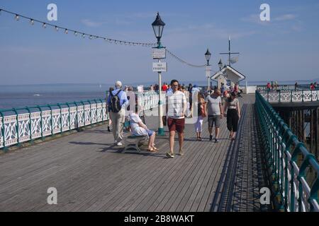 Menschen, die das Sommerwetter genießen, Penarth Pier, Penarth, in der Nähe von Cardiff, South Wales, Großbritannien Stockfoto