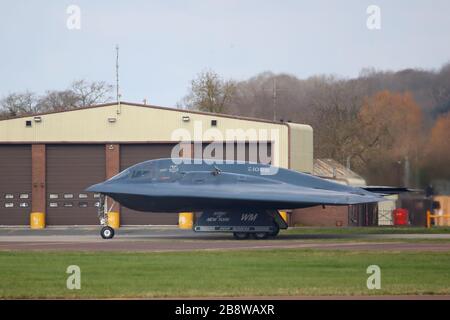 Northrop Grumman B-2 Spirit of New York Stealth-Bomber, der nach Übungen in Europa, RAF Fairford, Großbritannien, in die USA ausging Stockfoto