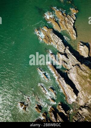 Luftansicht der Whitsand Bay, Cornwall und schmale Felsen, die in das Meer ragen, eine felsige Küste. Stockfoto