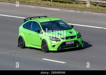 2010 Green Ford Focus RS Hot-Hatch; UK Fahrzeugverkehr, Transport, bewegliche Fahrzeuge, Fahrzeug, Straßen, Motoren, Fahren auf der Autobahn M6 Stockfoto