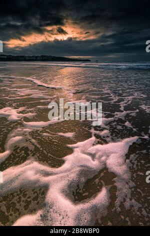 Abendlicht über eine Flut am Fistral Beach in Newquay in Cornwall. Stockfoto